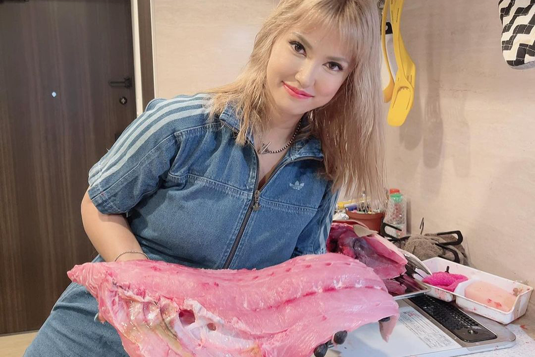 Maria Ozawa holding a tuna